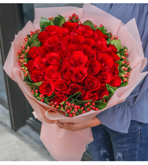 Best Online 50 roses with Red berries in a hand bouquet - blooming