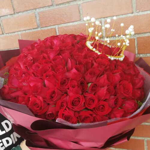 roses hand bouquet
