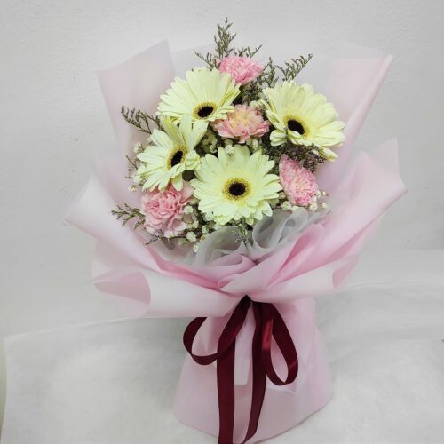 vase arrangement with bouquet