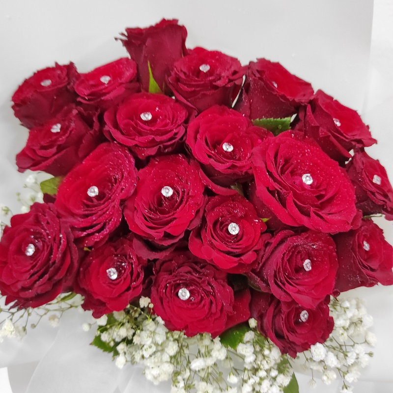 FlowerAura Decorative Bunch Of 100 Love Red Fresh Live Roses Flowers  Bouquet In Heart Shape Box Valentine Day Special Gift's For Girlfriend,  Boyfriend, Husband & Wife (Same Day Delivery) : : Home