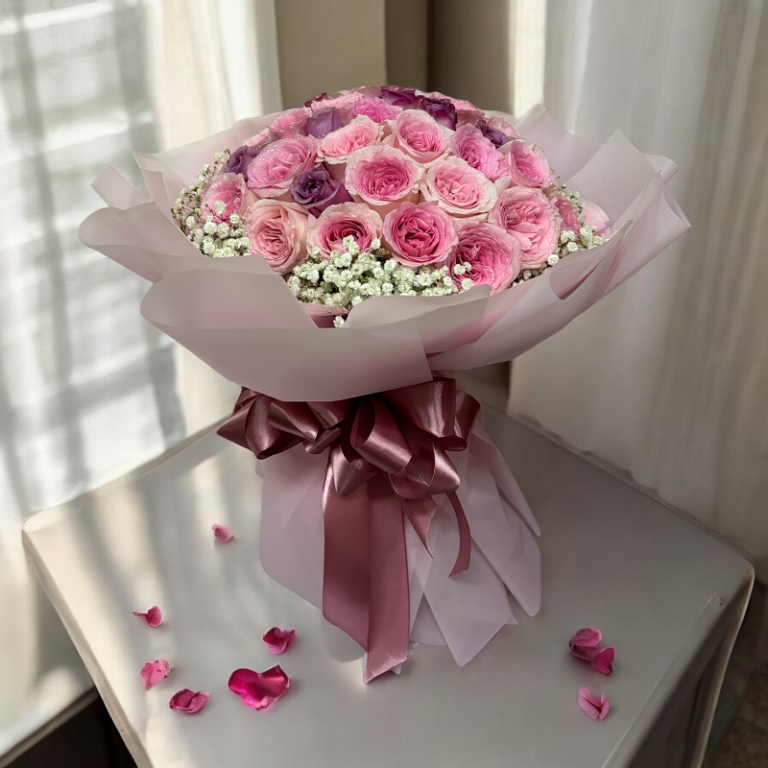 30 pink roses in a hand bouquet - Blooming