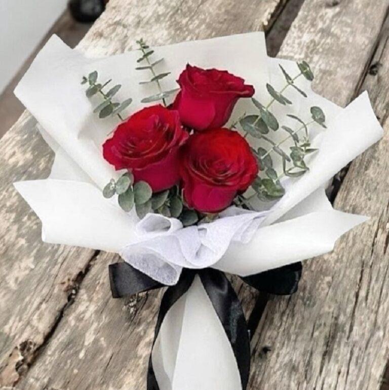 HR0305 Small Roses Bouquet - Blooming